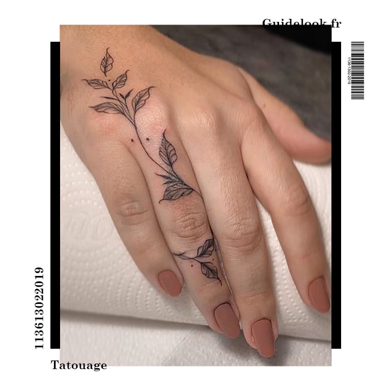 tatouage doigt fleur