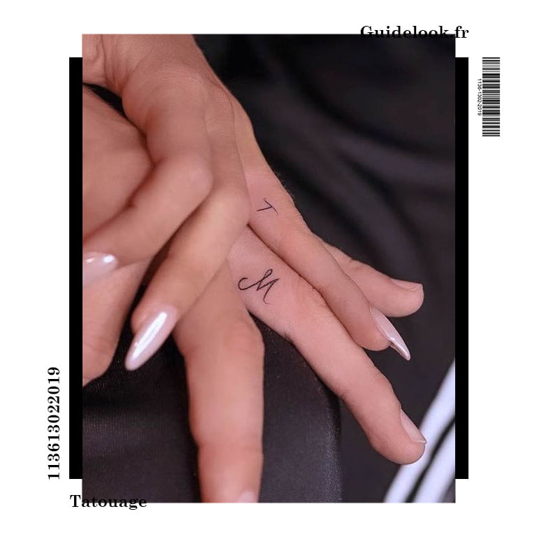 tatouage doigt initiale couple