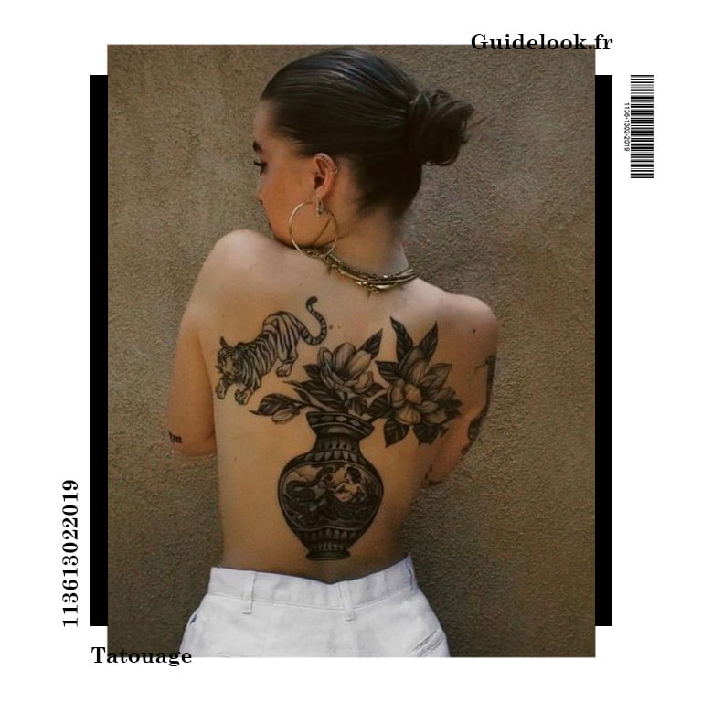 tatouage dos femme vase
